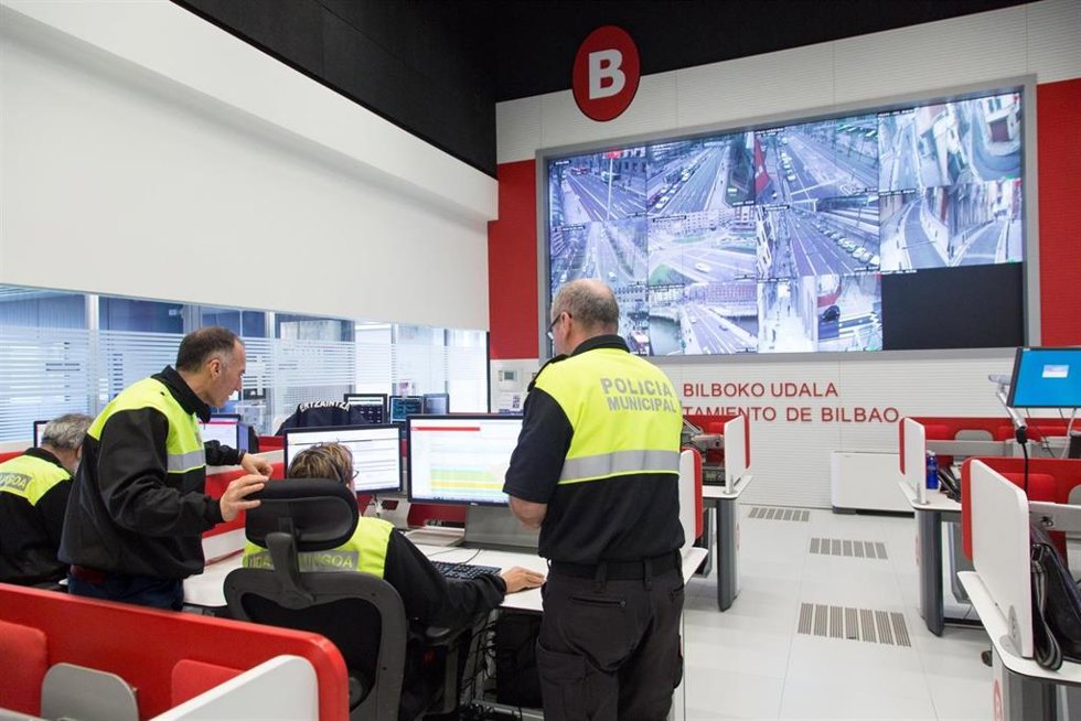 Archivo - Imagen de varios Policías Municipales de Bilbao en la comisaría de Miribilla.