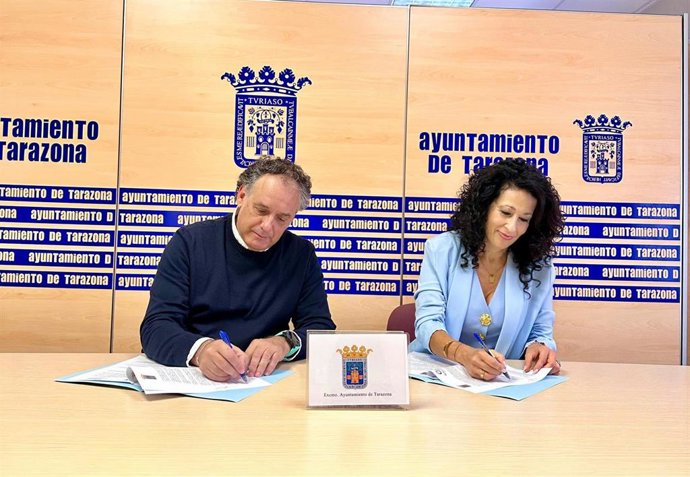 Tono Jaray e Inmaculada Soria en la firma del convenio.