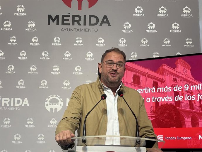 El alcalde de Mérida, Antonio Rodríguez Osuna, en rueda de prensa