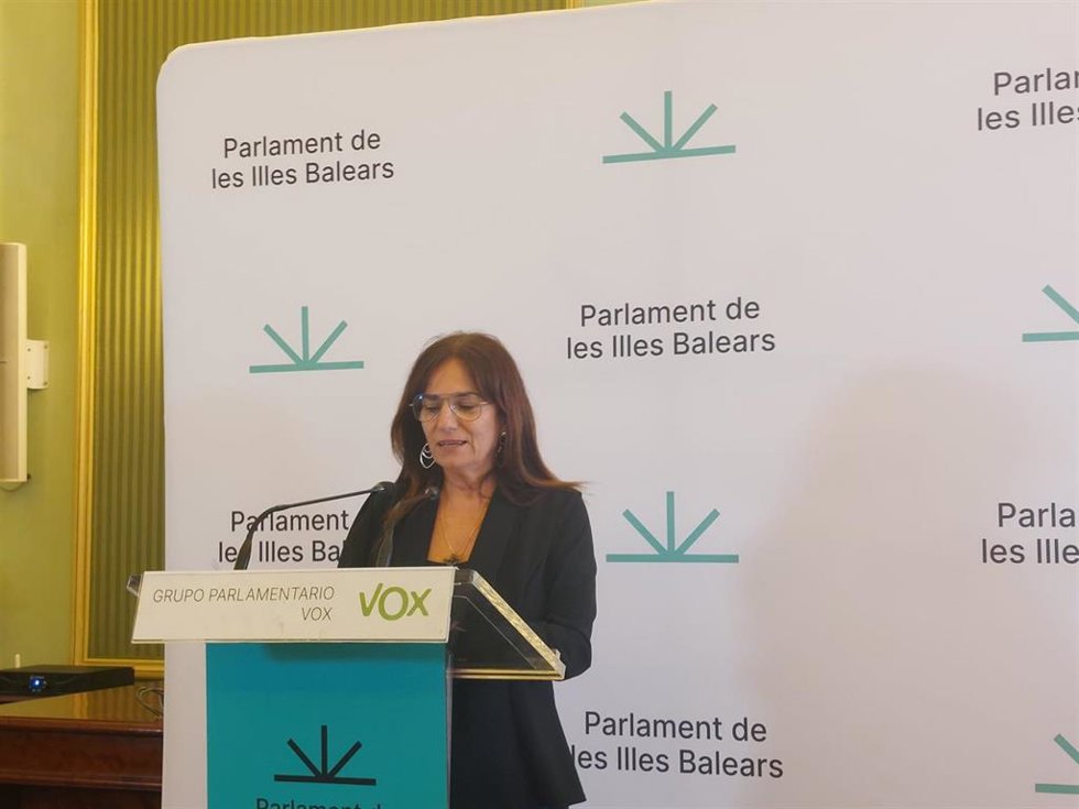 La portavoz parlamentaria de Vox, Manuela Cañadas, en rueda de prensa