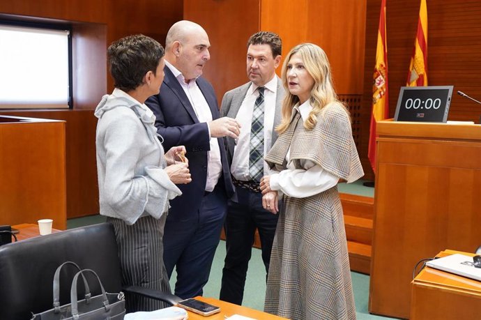 La vicepresidenta del Gobierno de Aragón, Mar Vaquero, habla con varios diputados del PP.