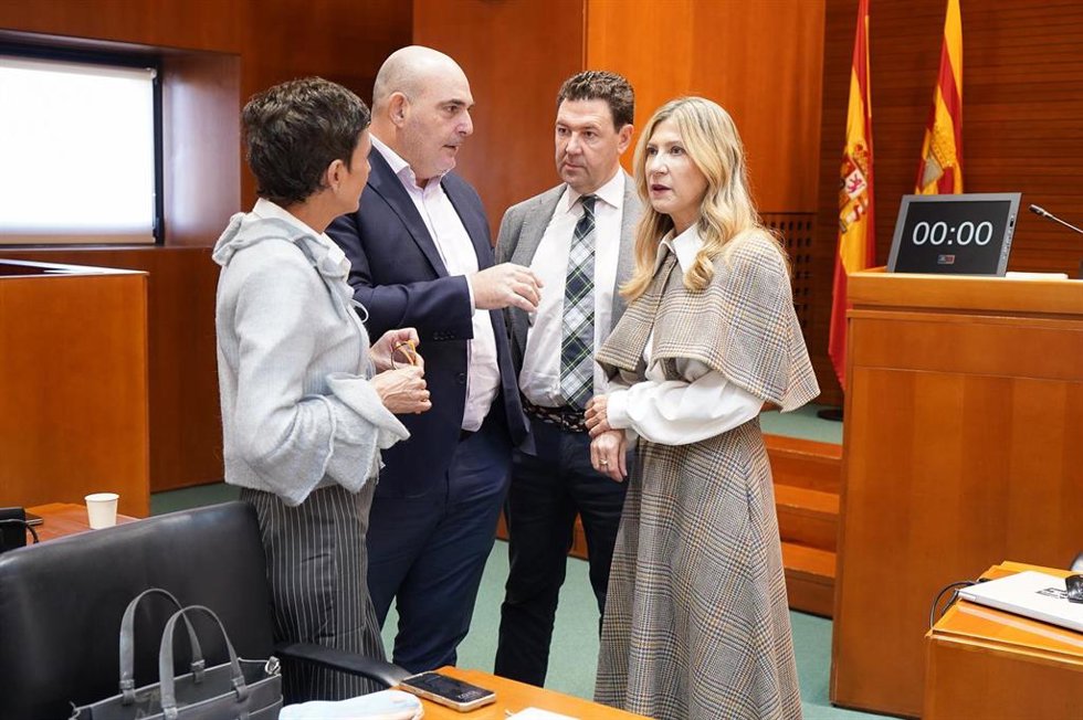 La vicepresidenta del Gobierno de Aragón, Mar Vaquero, habla con varios diputados del PP.