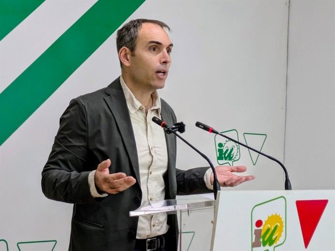 El coordinador regional de IU-A, Toni Valero, en rueda de prensa.