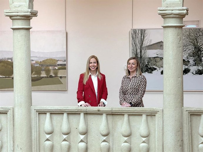 La presidenta del Parlamento de La Rioja, Marta Fernández Cornago, y la rectora de la Universidad de La Rioja, Eva Sanz Arazuri, han presentado esta mañana en rueda informativa el VII Torneo de Debate Preuniversitario