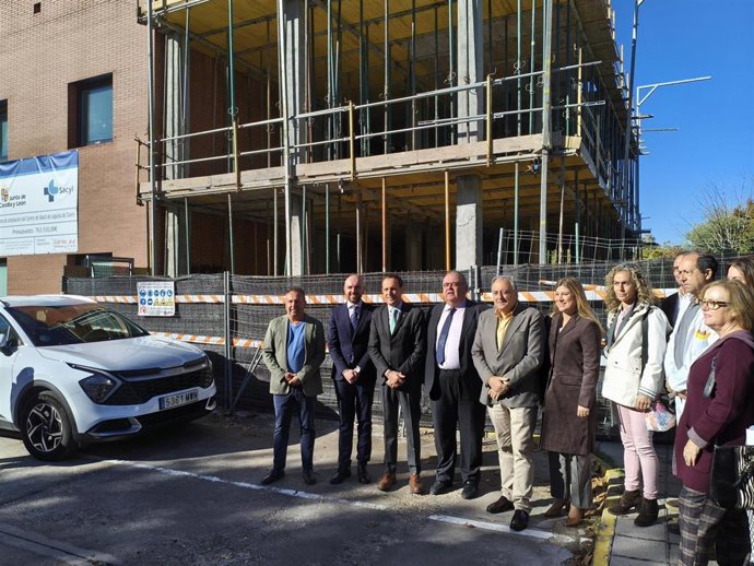 Visita del consejero de Sanidad, Alejando Vázquez, (cuarto por la izquierda) a las obras del Centro de Salud de Laguna de Duero (Valladolid).