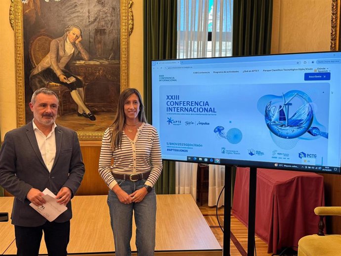 La vicealcaldesa gijonesa y edil de Economía, Empleo, Turismo e Innovación, Ángela Pumariega, presenta la XXIII Conferencia Internacional de la Asociación de Parques Científicos y Tecnológicos de España (APTE), junto a Luis Díaz (Gijón Impulsa).