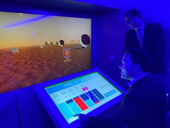 El concejal de Promoción Económica, Pedro Martínez (sentado), junto al presidente de la Cámara de Comercio, Alberto Díaz.