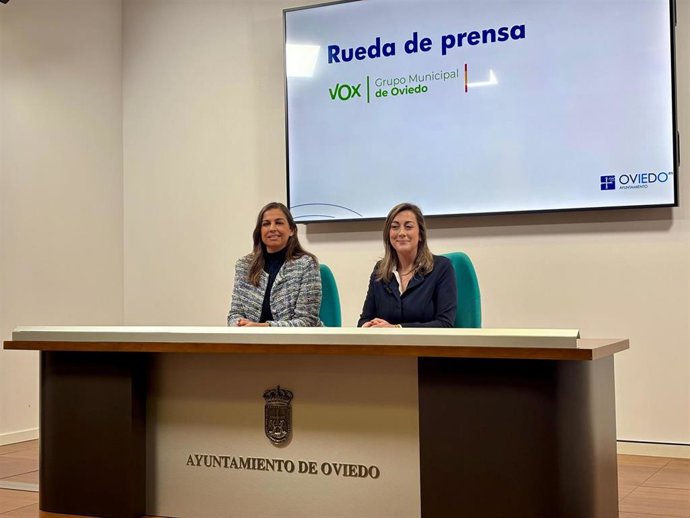 Las concejalas de Vox en el Ayuntamiento de Oviedo Sonsoles Peralta y Alejandra González en rueda de prensa.