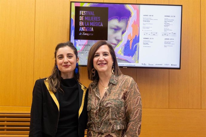 La consejera municipal de Cultura, Sara Fernández; y la artista, Pilar Almalé