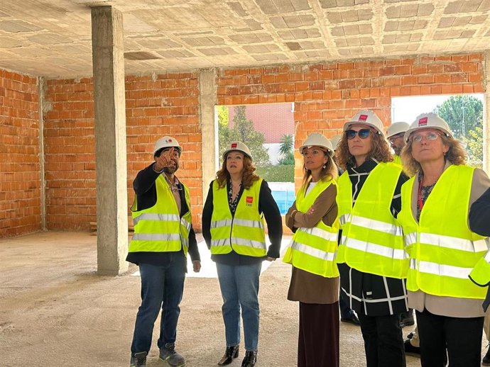 La consejera de Sanidad, Fátima Matute (2i), visita las obras del nuevo centro de salud Quinta de los Molinos.