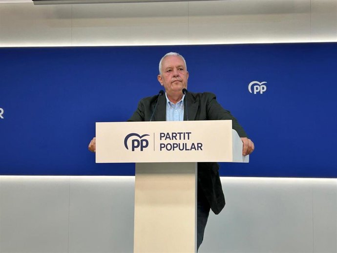 El secretario general del PP de Catalunya, Santi Rodríguez, en una rueda de prensa en la sede del partido