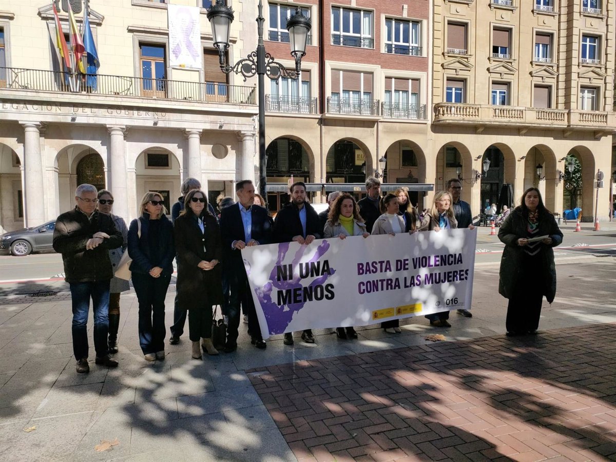Logroño recuerda y condena los asesinatos de dos mujeres por violencia machista en Guipúzcoa y Madrid