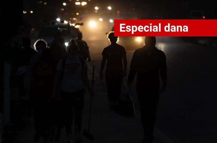 Voluntários voltam para suas casas depois de ajudar a limpar a devastação causada pelo DANA, em 4 de novembro de 2024, em Benetússer, Valência.