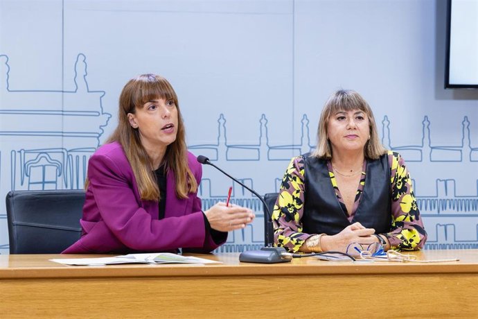 La Viceportavoz Del Grupo Municipal Socialista En El Ayuntamiento, María Sánchez (Izquierda), Y La Concejala María García.