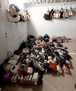 Material falsificat intervingut durant l'operatiu policial