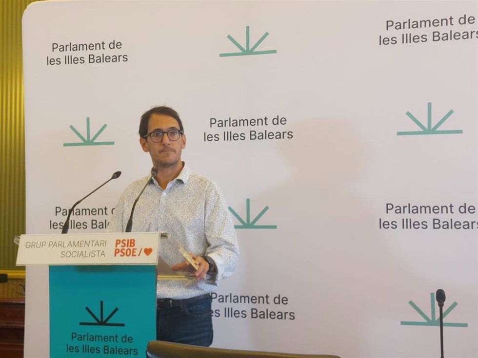 El portavoz parlamentario del PSIB-PSOE, Iago Negueruela, en rueda de prensa