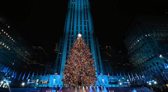 El icónico árbol de navidad del Rockefeller Center se prepara para su llegada a Nueva York