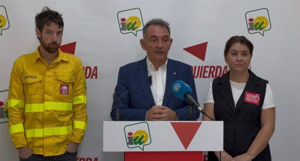 Enrique Santiago interviene, entre Rubén Flores e Irene Ruiz, en la sede provincial de IU en Córdoba.