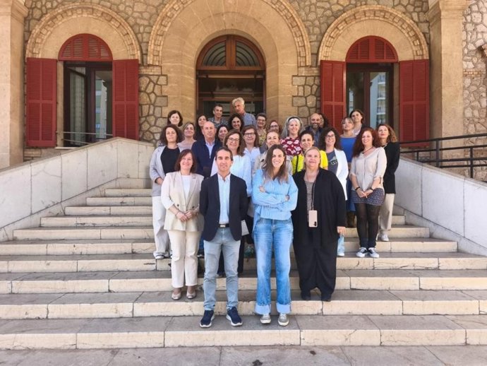 Asistentes a la reunión de la Comisión Insular para la Prevención y la Atención a Víctimas de Explotación Sexual Infantil y Adolescente de Mallorca celebrada este lunes.