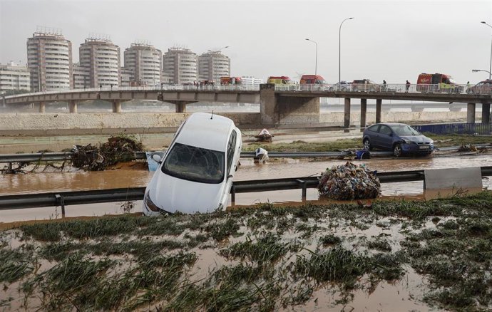 Archivo - (Foto de ARCHIVO) Vehículos en los alrededores de la V-30 tras el paso de la DANA y la subida del cauce del río Turia, a 30 de octubre de 2024, en Valencia