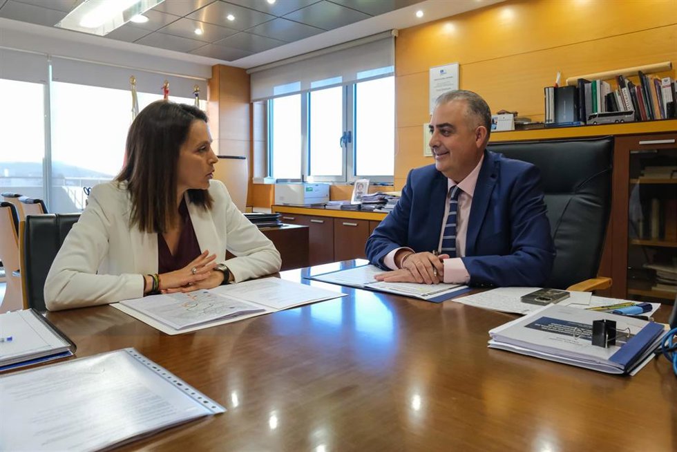 El consejero de Fomento, Vivienda, Ordenación del Territorio y Medio Ambiente, Roberto Media, se reúne con la alcaldesa de Santa Cruz de Bezana.