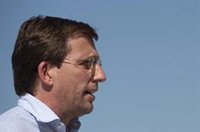 Almeida invita a la octogenaria amenazada por un desahucio en Retiro que acuda a los Servicios Sociales municipales