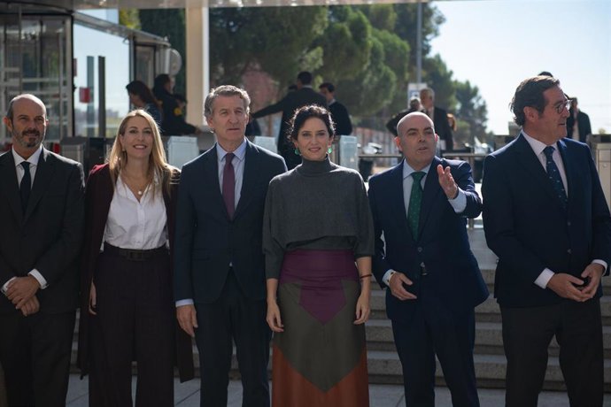 (I-D) El presidente del Senado, Pedro Rollán; la presidenta de la Junta de Extremadura, María Guardiola; el presidente del PP, Alberto Núñez Feijóo; la presidenta de la Comunidad de Madrid, Isabel Díaz Ayuso; el presidente de ATA, Lorenzo Amor, y el presi