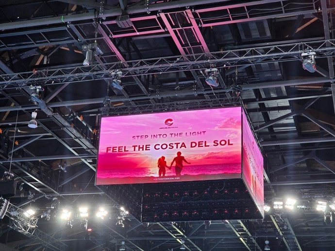 Turismo Costa del Sol destacó en varios soportes, desde materiales gráficos como carteles y 'roll-ups', hasta medios digitales y redes sociales del evento. Además, la marca estuvo visible en la pantalla gigante de la pista central