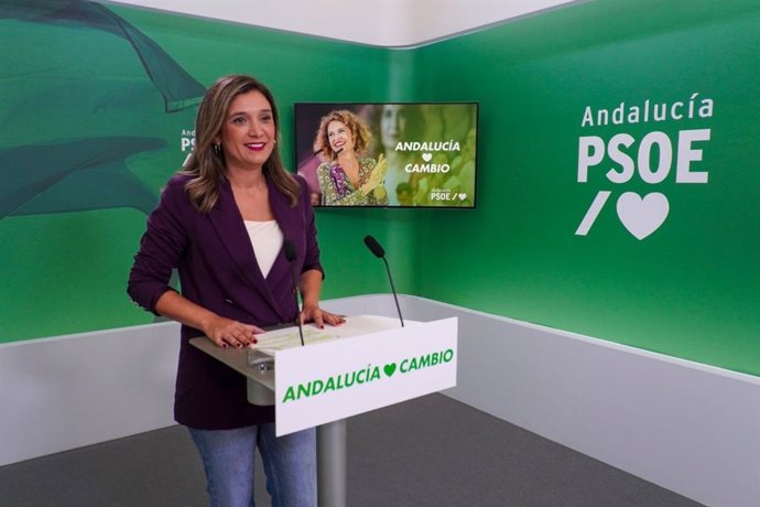 La vicesecretaria general del PSOE-A, María Márquez, en rueda de prensa en la sede del partido en Sevilla.