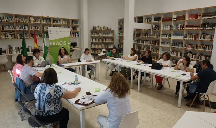 Una de las mesas sectoriales del proyecto Eracis+ celebradas en Puerto Serrano.