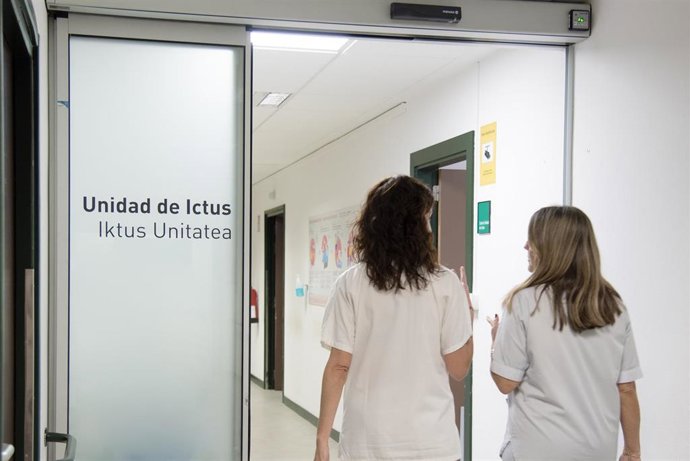 Sanitarias acceden a la Unidad de Ictus del Hospital Universitario de Navarra.