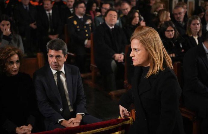 Archivo - El 'president' de la Generalitat, Carlos Mazón, y la delegada del Gobierno en la Comunitat Valenciana, Pilar Bernabé,  durante la misa funeral por los fallecidos en las inundaciones provocadas por la dana en la Catedral de València
