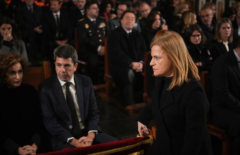 Archivo - El 'president' de la Generalitat, Carlos Mazón, y la delegada del Gobierno en la Comunitat Valenciana, Pilar Bernabé,  durante la misa funeral por los fallecidos en las inundaciones provocadas por la dana en la Catedral de Valncia