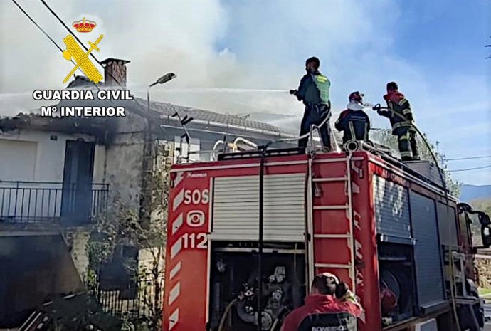 La Guardia Civil auxilia a un septuagenario durante un incendio declarado en Las Merindades (Burgos).