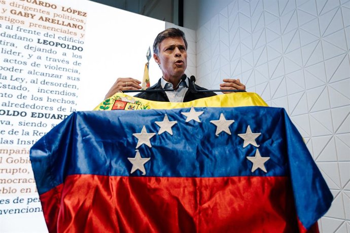 Líder da oposição venezuelana, Leopoldo López, durante coletiva de imprensa no escritório de advocacia Cremades & Calvo-Sotelo, em 27 de outubro de 2025, em Madri (Espanha). López denuncia o pedido do regime venezuelano para retirar sua nacionalidade, que
