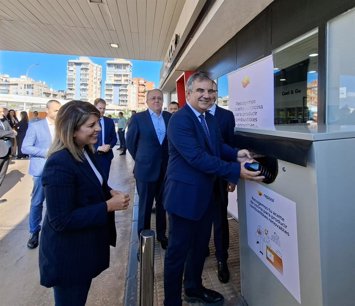 El consejero de Medio Ambiente, Universidades, Investigación y Mar Menor, Juan María Vázquez, introduce el envase de aceite de cocina usado en el contenedor marrón