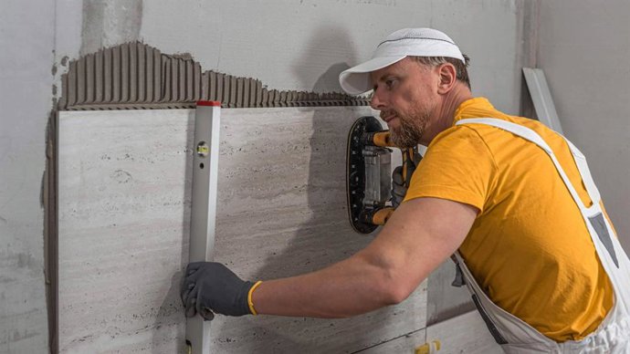 La colocación cerámica en el siglo XXI exige adhesivos adaptados a baja porosidad y grandes formatos