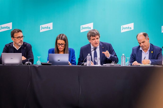 A porta-voz da Junts no Congresso, Miriam Nogueras (2i); o ex-presidente da Generalitat e líder da Junts, Carles Puigdemont (2d), e o secretário-geral da Junts, Jordi Turull (1d), durante uma reunião da liderança da Junts, no espaço Les 5 É.