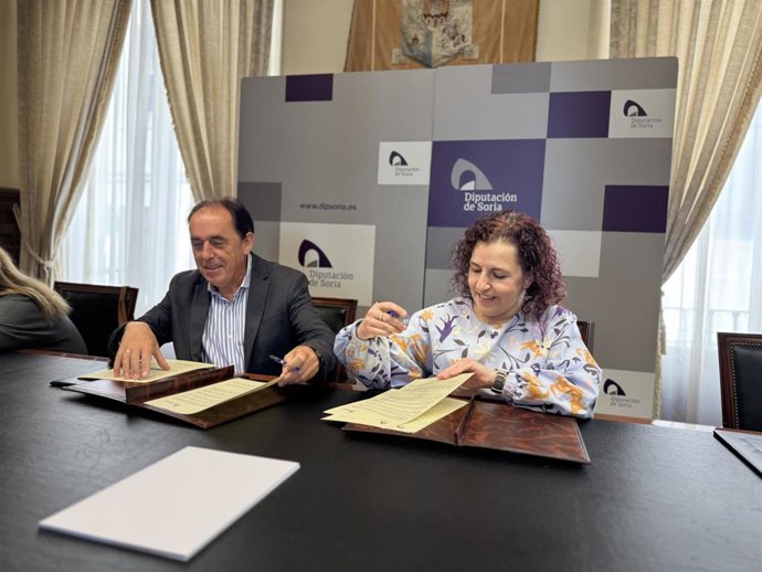 Benito Serrano y Beatriz Martínez firman el convenio de colaboración.