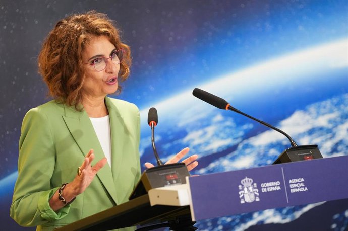 La vicepresidenta primera del Gobierno y ministra de Hacienda, María Jesús Montero, interviene en el transcurso de una visita realezada a la Agencia Espacial Española (AEE) en Sevilla, donde preside el homenaje al ingeniero granadino Emilio Herrera. A 24 