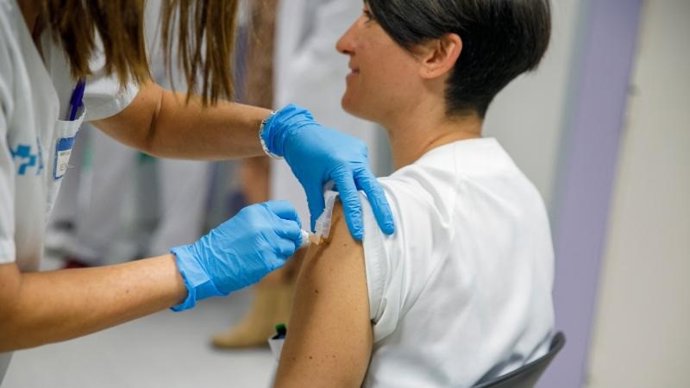 La Consejera de Salud y Políticas Sociales, María Martín, presenta la campaña de vacunación de Gripe y Covid destinada a profesionales de centros sanitarios y sociosanitarios