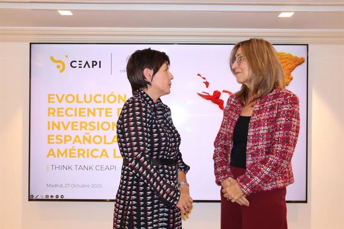 (De izq. a dcha.) Isabel Álvarez y Núria Vilanova en la presentación del estudio ‘Evolución reciente de las inversiones españolas en América Latina’