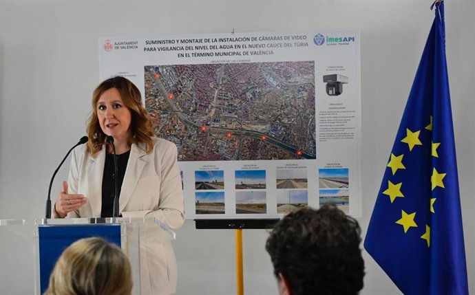 La alcaldesa de València, María José Catalá, durante la presentación del sistema de video vigilancia del nuevo cauce del río Túria.