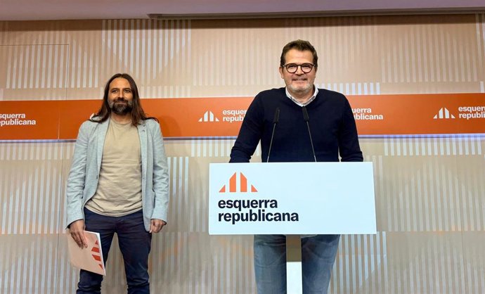 El vicesecretario de Comunicación y portavoz de ERC, Isaac Albert, y el portavoz adjunto de ERC en el Parlament, Jordi Albert, en rueda de prensa.