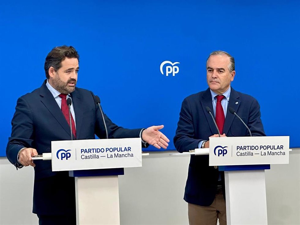 El presidente del Partido Popular de Castilla-La Mancha, Paco Núñez, junto al alcalde, José Julián Gregorio.
