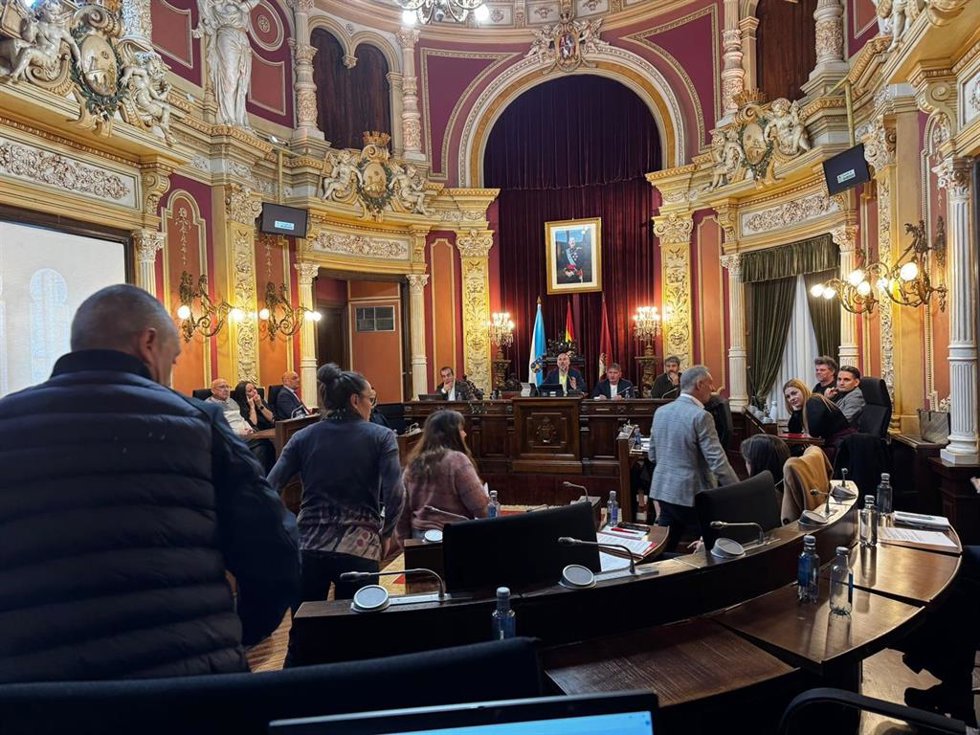 El BNG municipal abandona el pleno extraordinario en el Ayuntamiento de Ourense tras la solicitud de intervención del secretario general, Francisco Cacharro