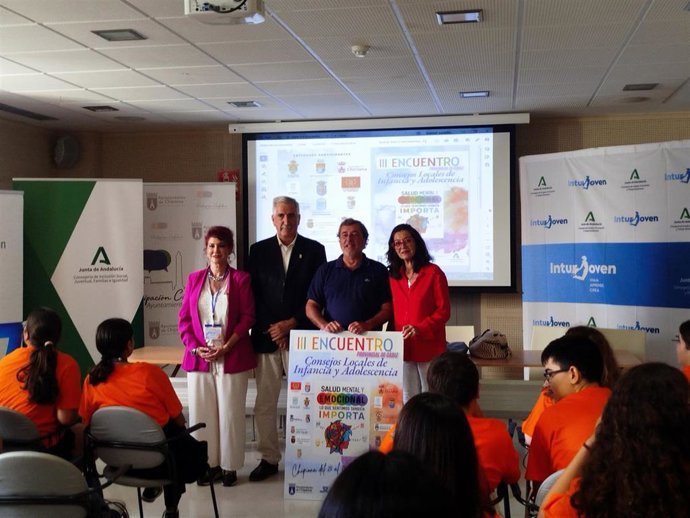 La responsable de Participación Ciudadana de la Diputación de Cádiz, Ana Moreno, el delegado territorial de Juventud, Alfonso Candón, y el alcalde de Chipiona, Luis Mario Aparcero, en el III Encuentro Provincial de Consejos Locales de Infancia