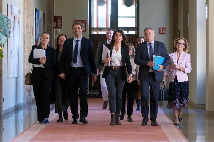 La conselleira de Vivenda e Planificación de Infraestruturas, María Martínez Allegue, con su equipo en el Parlamento