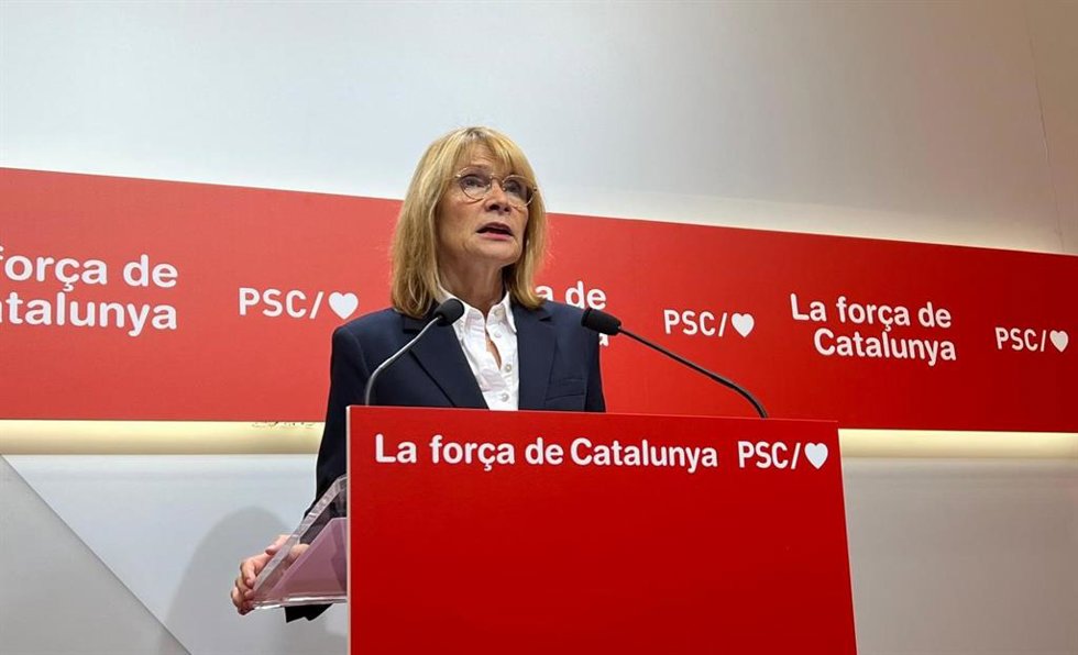 La viceprimera secretaria y portavoz del PSC, Llusa Moret, en una rueda de prensa desde la sede del partido