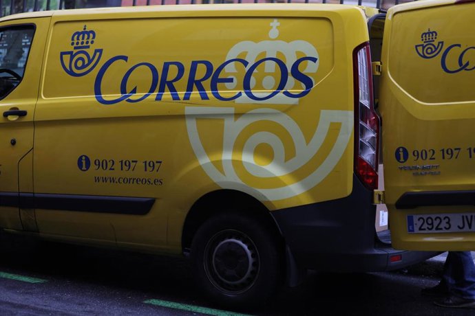 Archivo - Furgoneta de Correos al inicio del segundo mes del estado de alarma y después de que la empresa haya anunciado la ampliación del horario de 61 de sus oficinas en todo el país y reanudado el reparto de notificaciones por las tardes, en Madrid (Es